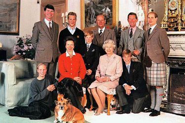 Zara Phillips avec sa mère la princesse Anne, son beau-père Timothy Laurence, son frère Peter Phillips, ses grands-parents la reine Elizabeth II et le prince Philip, ses oncles les princes Charles et Edward et ses cousins les princes William et Harry à Balmoral, en 1996