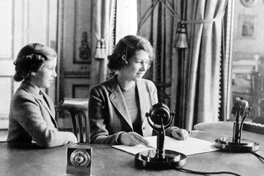 La princesse Elizabeth, lors de son premier discours à la BBC en octobre 1940, avec sa jeune sœur la princesse Margaret