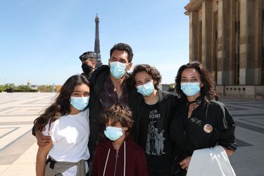 Tomer et Sandra Sisley avec leurs enfants à la manifestation de soutien à la famille de Sarah Halimi à Paris le 25 avril 2021