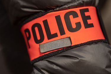 Au terme d'une course-poursuite dans les Yvelines, un policier a été traîné sur plusieurs mètres par le conducteur d'une voiture volée.
