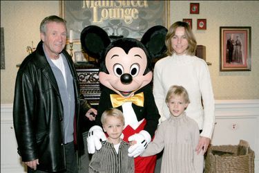 Yves et Karin Rénier et leurs fils Oscar et Jules, en 2004.