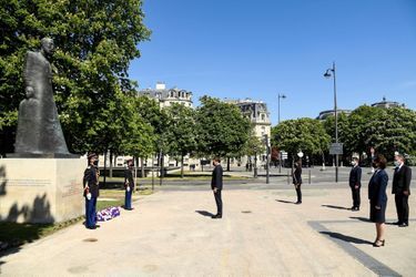 Pour empêcher "le déni" du génocide arménien, Macron se recueille devant un mémorial à Paris