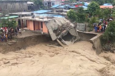 Plus de 110 personnes ont péri et des dizaines d'autres sont toujours portées disparues dans les inondations et les glissements de terrain en Indonésie et au Timor oriental, où des hameaux ont été dévastés, ont annoncé lundi des responsables locaux.