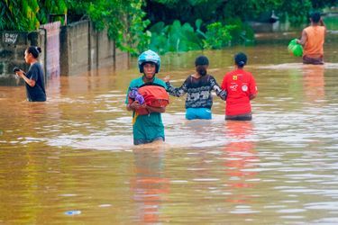 Des inondations et crues soudaines dans le sillage des pluies torrentielles provoquées par le cyclone tropical Seroja ont semé le chaos dans les zones situées entre Florès, en Indonésie, et le Timor oriental, poussant des milliers de personnes à rechercher un abri dans des centres d'accueil.