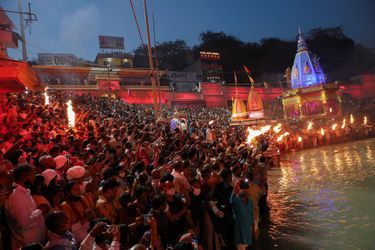 Les fidèles viennent pour s&#039;immerger dans le Gange et la Yamuna.