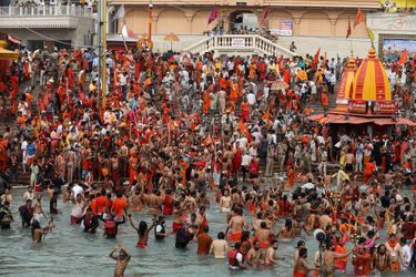 Selon la religion hindou, se purifier dans les eaux sacrées permet de se laver de ses péchés.