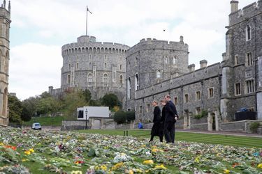 Le prince Edward, la comtesse Sophie de Wessex et Lady Louise Windsor regardent les fleurs pour le prince Philip regroupées sur les pelouses aux abords de la chapelle St George à Windsor, le 16 avril 2021