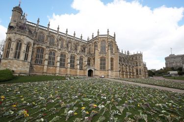 Les fleurs en hommage au prince Philip déposées sur les pelouses aux abords de la chapelle St George à Windsor, le 16 avril 2021