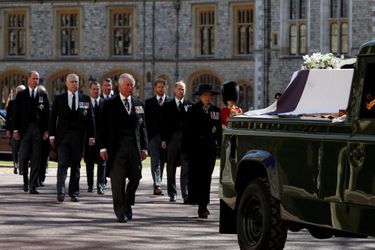 Le prince Charles mène la procession derrière le cercueil de son père le prince Philip à Windsor, le 17 avril 2021