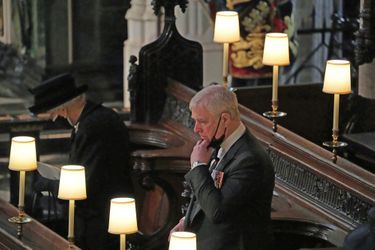 Le prince Andrew à côté de la reine Elizabeth II dans la chapelle St George à Windsor, le 17 avril 2021