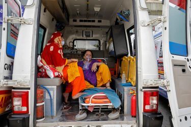 Plusieurs hôpitaux et cliniques de la capitale ont lancé un appel désespéré au gouvernement central pour qu'il fournisse d'urgence des réserves d'oxygène pour alimenter des centaines de patients placés sous ventilateur.