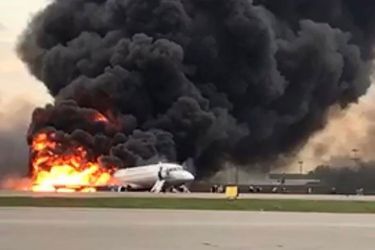 Un avion en feu à Moscou le 5 mai 2019.