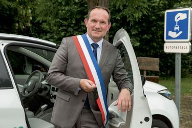 Emmanuel Franco 48 ans, maire d’Etival-lès-le-Mans, devant l'une des voitures électriques du service d'autopartage.