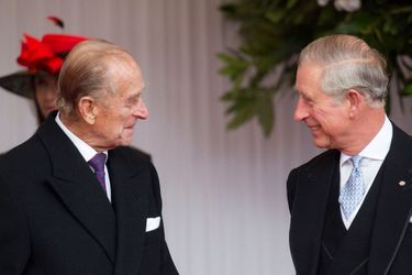 Le prince Philip avec son fils aîné le prince Charles, le 27 novembre 2012