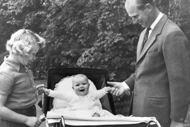Le prince Philip avec sa fille la princesse Anne et son deuxième fils le prince Andrew, le 8 septembre 1960