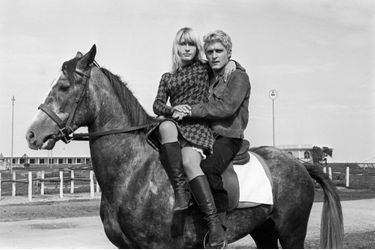 Le chanteur Christophe et la véritable Aline qui a inspiré la chanson du même nom, sur la plage de Juan-les-Pins en septembre 1965.