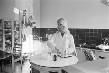 « Aline, vingt-deux ans, assistante-stomatologue. » - Paris Match n°861, 9 octobre 1965
