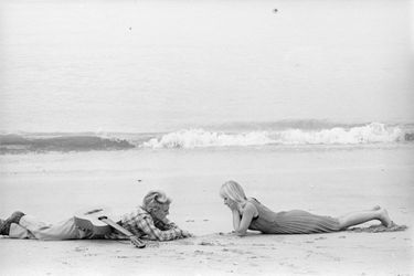 « La plage de leur rencontre ; notre photographe les a emmenés à Juan-les-Pins. » - Paris Match n°861, 9 octobre 1965