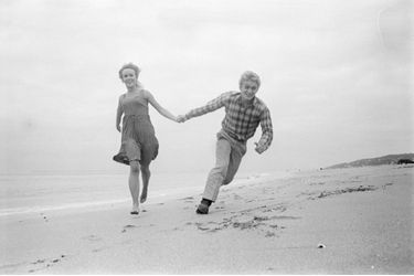 Le chanteur Christophe et la véritable Aline qui a inspiré la chanson du même nom, sur la plage de Juan-les-Pins en septembre 1965.
