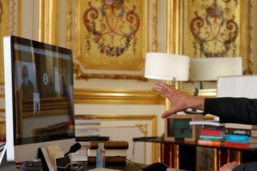Depuis l'Elysée, Emmanuel Macron a participé mardi à un cours d'histoire avec des collégiens en visioconférence.