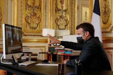 Depuis l'Elysée, Emmanuel Macron a participé mardi à un cours d'histoire avec des collégiens en visioconférence.
