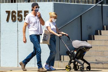 Emma Roberts et Garrett Hedlund en promenade avec leur fils Rhodes à Los Angeles le 28 mars 2021