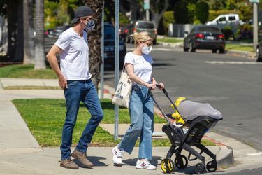 Emma Roberts et Garrett Hedlund en promenade avec leur fils Rhodes à Los Angeles le 28 mars 2021