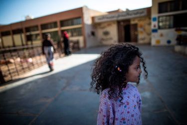 Le 7 mai 2019, une petite fille erre dans un lycée de Tripoli, où des centaines de familles se sont réfugiées 