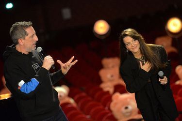 Gad Elmaleh et Camille Lellouche lors du livestream du spectacle «Cam Kev Comedy and Songs» (diffusé sur la plateforme Gigson.live) au théâtre Mogador à Paris le 5 avril 2021