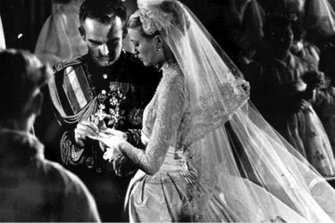 La princesse Grace de Monaco dans sa robe de mariée, le 19 avril 1956