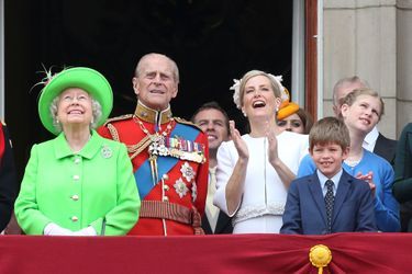 Le prince Philip avec la reine Elizabeth II, leur belle-fille la comtesse Sophie de Wessex, leur petite-fille Lady Louise Windsor et leur petit-fils James, vicomte Severn, le 11 juin 2016