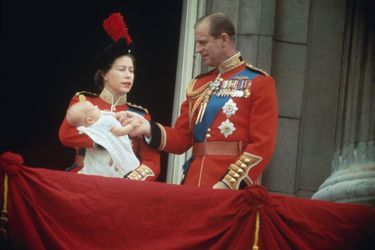 Le prince Philip avec la reine Elizabeth II et leur plus jeune fils le prince Edward, le 13 juin 1964
