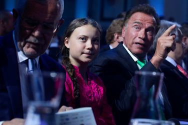 Arnold Schwarzenegger, Greta Thunberg et le président autrichien Alexander Van der Bellen lors d&#039;une conférence organisée à Vienne, le 28 mai.