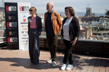 Isabelle Huppert, le réalisateur Jean-Paul Salomé et Conxita Casanovas, directrice de l'événement, au BCN Film Fest à Barcelone le 17 avril 2021