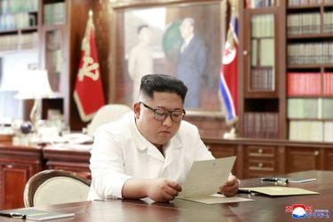 Kim Jong Un lit une lettre envoyée par Donald Trump. 