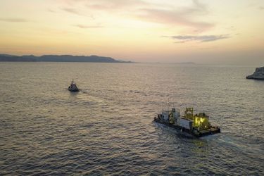 En phase de test dans le parc national des Calanques : le remorqueur et la barge de l’expédition « Gombessa V : Planète Méditerranée ».