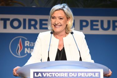 Marine Le Pen prononce un discours à la Palmeraie, à Paris, dimanche soir.