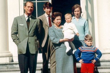 Le prince Philip avec la reine Elizabeth II et leurs quatre enfants, le 21 avril 1965