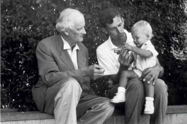 Digne héritier : en 1959, Bertrand avec son père, Jacques, océanographe, et son grand-père Auguste, physicien.