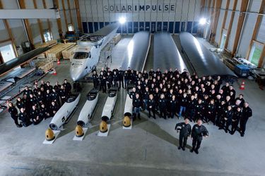 Réunion pour l’histoire. En décembre 2014, trois mois avant l’exploit, les deux pilotes, l’équipe et « Solar Impulse » en pièces détachées. À Payerne (Suisse).