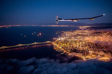 Au-dessus de la baie de San Francisco. L’avion solaire avant sa première traversée des États-Unis, en 2013.