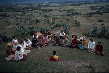 Sur une colline qui domine Katmandou, un lama originaire de New York donne une leçon de bouddhisme à un groupe de hippies.