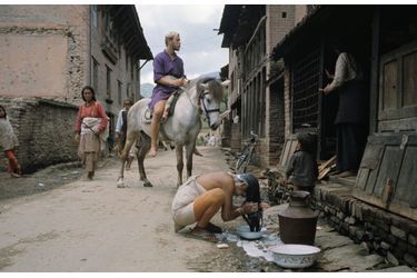 En août 1971, au Népal, dans les rues d’un village. Quand le froid s’abat sur Katmandou, la capitale du pays, les hippies passent en Inde et descendent vers Goa.