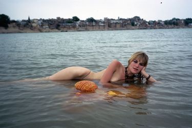 Une jeune hippie se baigne nue. Beaucoup considèrent la nudité comme un symbole de liberté.