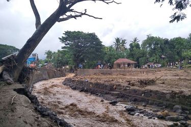 Dans l'est de l'île indonésienne de Florès, de nombreuses maisons, routes et ponts étaient recouverts de boue, ce qui compliquait la tâche des sauveteurs tentant d'atteindre les zones les plus touchées.