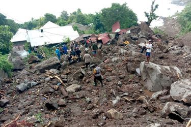 "La boue et la météo constituent un gros défi, de même que les débris qui s'amoncellent et rendent les recherches difficiles", a déclaré Raditya Djati, porte-parole de l'agence de gestion des catastrophes.