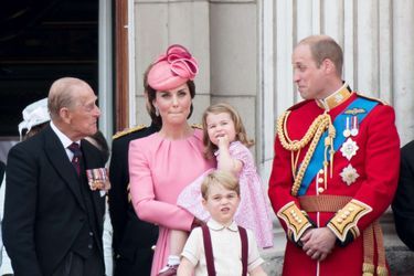 Le prince Philip avec son petit-fils le prince William, sa femme Kate Middleton et leur deux aînés le prince George et la princesse Charlotte, le 17 juin 2017 