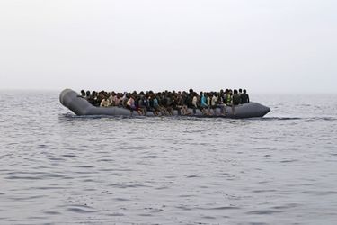 Des migrants sur un cannot au large de la Lybie.