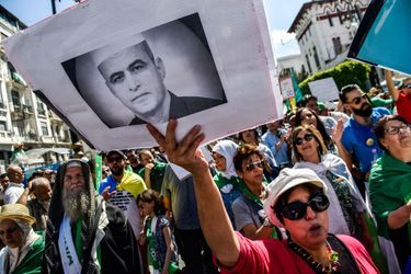 Une manifestante défile avec une pancarte montrant le portrait de Kamel Eddine Fekhar, à Alger, le 31 mai 2019.