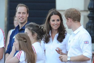 William, Kate et Harry accueillent la flamme olympique à Buckingham Palace en juillet 2012